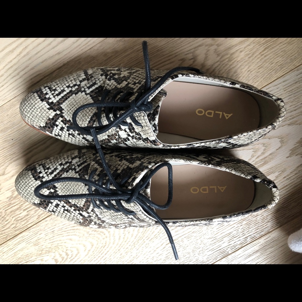 Platform snakeskin pattern shoes